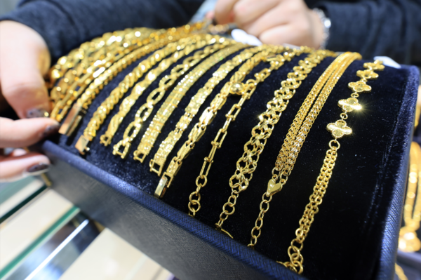 9일 서울 종로구 한 귀금속 판매점에 금 상품이 진열돼 있다. 국제 금값이 지난 달 미국 도널드 트럼프 대통령이 취임한 이후 상승 흐름을 타고 있다. 이른바 '관세 전쟁' 위기감이 커지면서 금값 고공행진이 당분간 이어질 것이란 전망이 나온다. [연합뉴스]