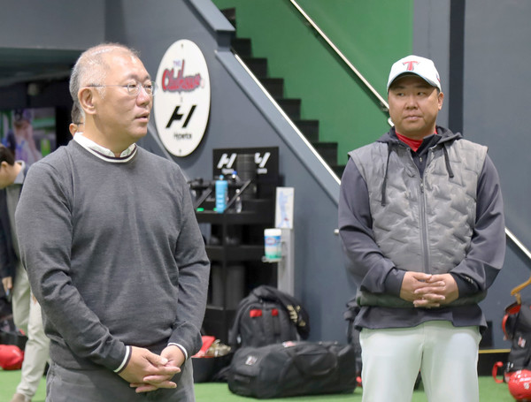 KIA 타이거즈 선수들과 코칭 스태프를 격려하고 있는 현대차그룹 정의선 회장. 왼쪽부터 정의선 회장, KIA 타이거즈 이범호 감독.   사진=현대차그룹