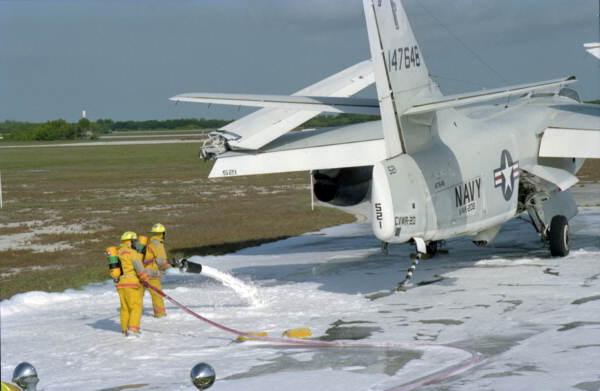 미 해군의 항공기 화재 진압 훈련. 기체 주변에 뿌려진 거품(AFFF)에는 인체에 해로운 과불화화합물이 포함돼 있다.