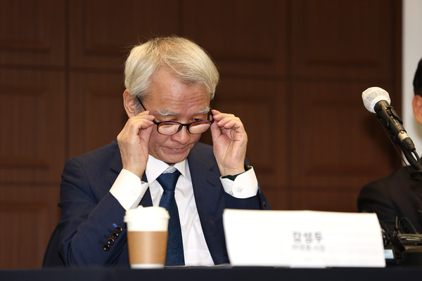 강성두 영풍 사장이 지난해 9월 27일 오전 서울 중구 프레스센터에서 열린 고려아연 공개매수 관련 기자간담회에서 안경을 벗고 있다.    사진=연합뉴스