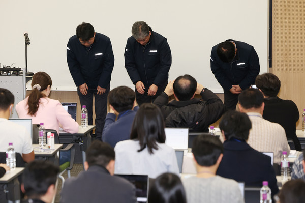 현대엔지니어링 주우정 대표이사를 포함한 임직원들이 지난달 28일 서울 종로구 본사 빌딩에서 열린 서울세종 고속도로 사고 관련 간담회에서 고개를 숙이며 사과하고 있다. 왼쪽부터 김정배 안전품질본부장, 주 대표이사, 박상준 건축사업본부장. 사진=연합뉴스