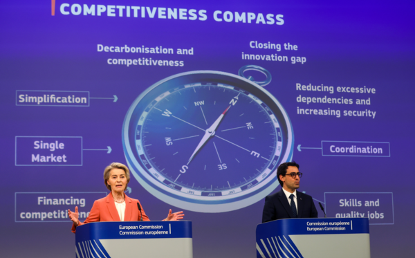 우르줄라 폰데어라이엔 EU 집행위원장(왼쪽)이 29일 경쟁력 나침반 정책을 발표한 뒤 기자회견을 갖고 있다. 사진=연합뉴스