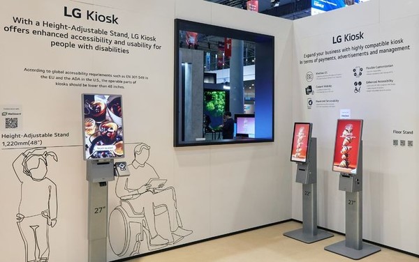 LG전자가 버튼 하나로 화면부 높낮이를 조절하고 촉각 키패드를 적용해 접근성을 높인 '2세대 키오스크'를 세계 최대 규모의 접근성 콘퍼런스인 'CSUN AT 2025'에서 공개했다. 바르셀로나에서 지난달 4일(현지시간) 열린 'ISE 2025'에 2세대 키오스크가 전시돼 있다. 사진=LG전자