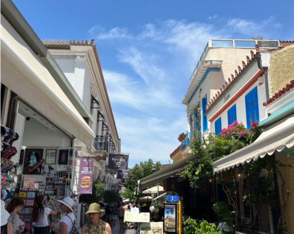 그리스 아테네의 건물 외벽은 흰색이 많다.