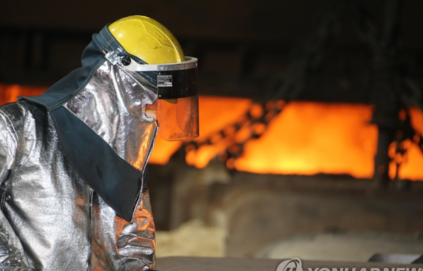 POSCO 포항제철소 제1고로에서 작업하는 근로자. 포스코는 국내 기업 중 온실가스를 가장 많이 배출한다. 사진=연합뉴스