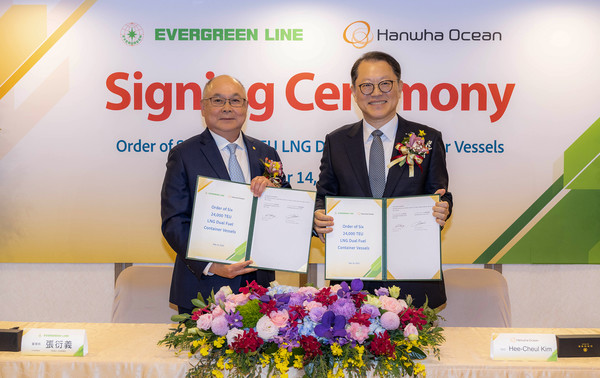 김희철 한화오션 대표이사(오른쪽)와 장옌이 에버그린 회장.  사진=한화오션