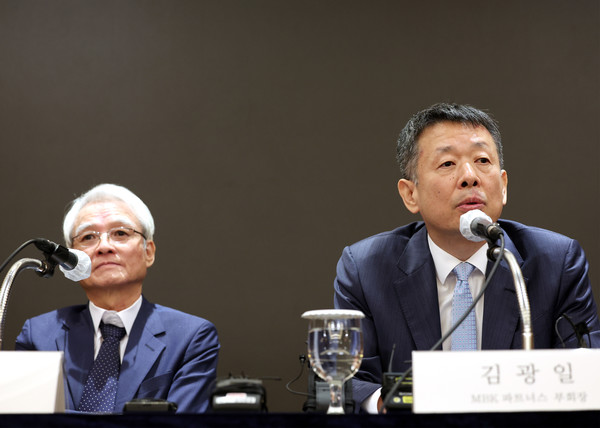 김광일 MBK파트너스 부회장(오른쪽)과 강성두 영풍 사장.   사진=연합뉴스