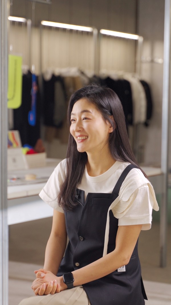 배우이자 환경운동가 박진희가 첫 글로벌 순환 패션 인터뷰를 진행하고 있는 모습.  사진=코오롱FnC