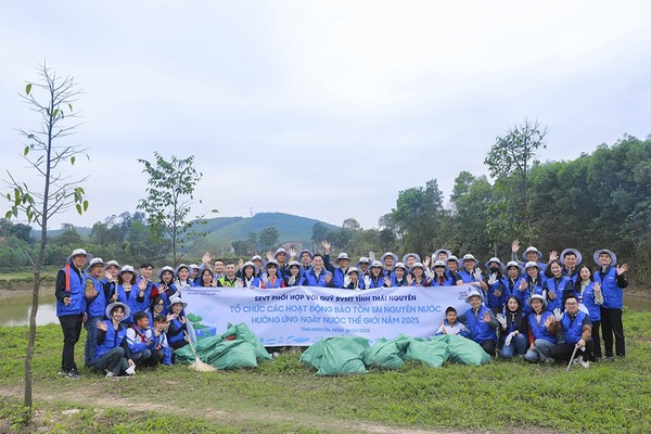 삼성전자 SEVT(베트남) 임직원들의 까우강 정화 활동.  사진=삼성전자