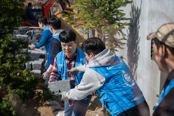 쿠팡로지스틱스서비스 임직원들이 산책로 조성을 위한 봉사활동을 하고 있다.  사진=쿠팡