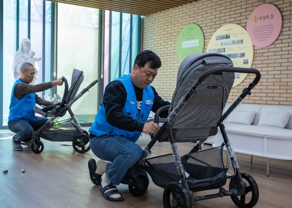 쿠팡로지스틱스서비스 임직원들이 기부한 유모차 조립 지원 봉사활동을 하고 있다.  사진=쿠팡