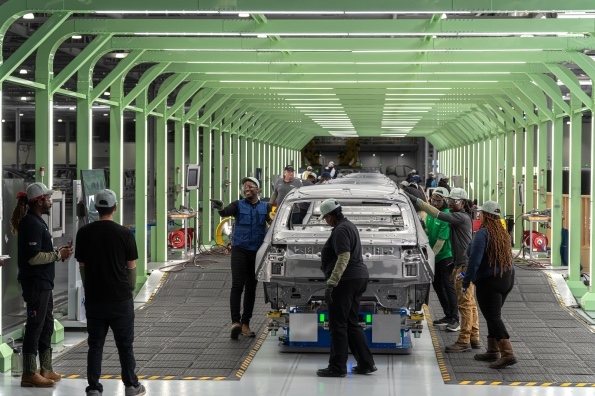 오는 26일(현지시간) 준공식을 앞둔 미국 조지아주 '현대차그룹 메타플랜트 아메리카'(HMGMA)에서 작업자들이 아이오닉5를 조립하고 있다.   사진=현대차