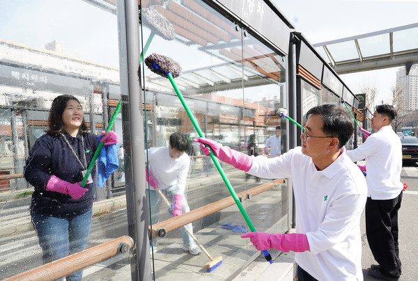 HS효성이 26일 서초구와 함께 쾌적한 거리 조성을 위한 새봄맞이 대청소를 실시했다. 사진=HS효성