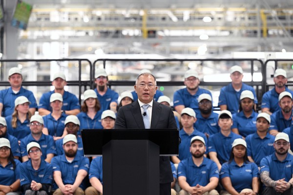 26일(현지시간) 현대차그룹은 미국 조지아주 엘라벨(Ellabell)에 위치한 ‘현대자동차그룹 메타플랜트 아메리카(Hyundai Motor Group Metaplant America, HMGMA)’의 준공식을 개최했다. 정의선 현대차그룹 회장이 환영사를 하고 있는 모습.  사진=현대차그룹