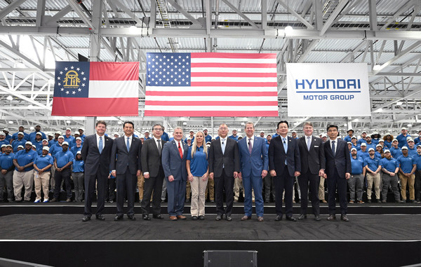 HMGMA 준공식에서 기념사진을 촬영하고 있는 모습. 왼쪽부터 트립 톨리슨(Trip Tollison) 서배너경제개발청 청장, 호세 무뇨스(José Muñoz) 현대차 대표이사 사장, 장재훈 현대차그룹 부회장, 버디 카터(Buddy Carter) 연방 하원의원, 샤를린 툴(Charlene Toole) HMGMA 근로자 ‘메타프로(Meta Pros)’ 대표, 정의선 현대차그룹 회장, 브라이언 켐프(Brian P. Kemp) 조지아 주지사, 조현동 주미대사, 팻 윌슨(Pat Wilson) 조지아주 경제개발부 장관, 송호성 기아 대표이사 사장.  사진=현대차그룹