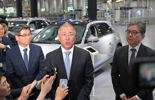 정의선 현대차그룹 회장이 언론과 인터뷰하고 있는 모습.  사진=현대차그룹