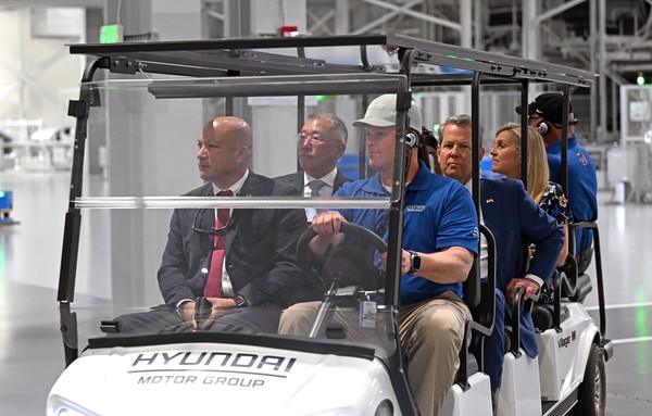 정의선 현대차그룹 회장과 브라이언 켐프 조지아 주지사가 HMGMA 생산 라인을 둘러보고 있는 모습. 사진=현대차그룹