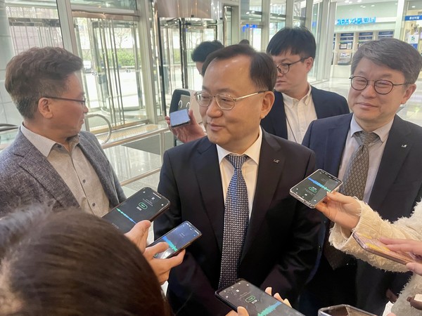 취재진 질문에 답하는 명노현 ㈜LS 대표이사 부회장.  사진=연합뉴스