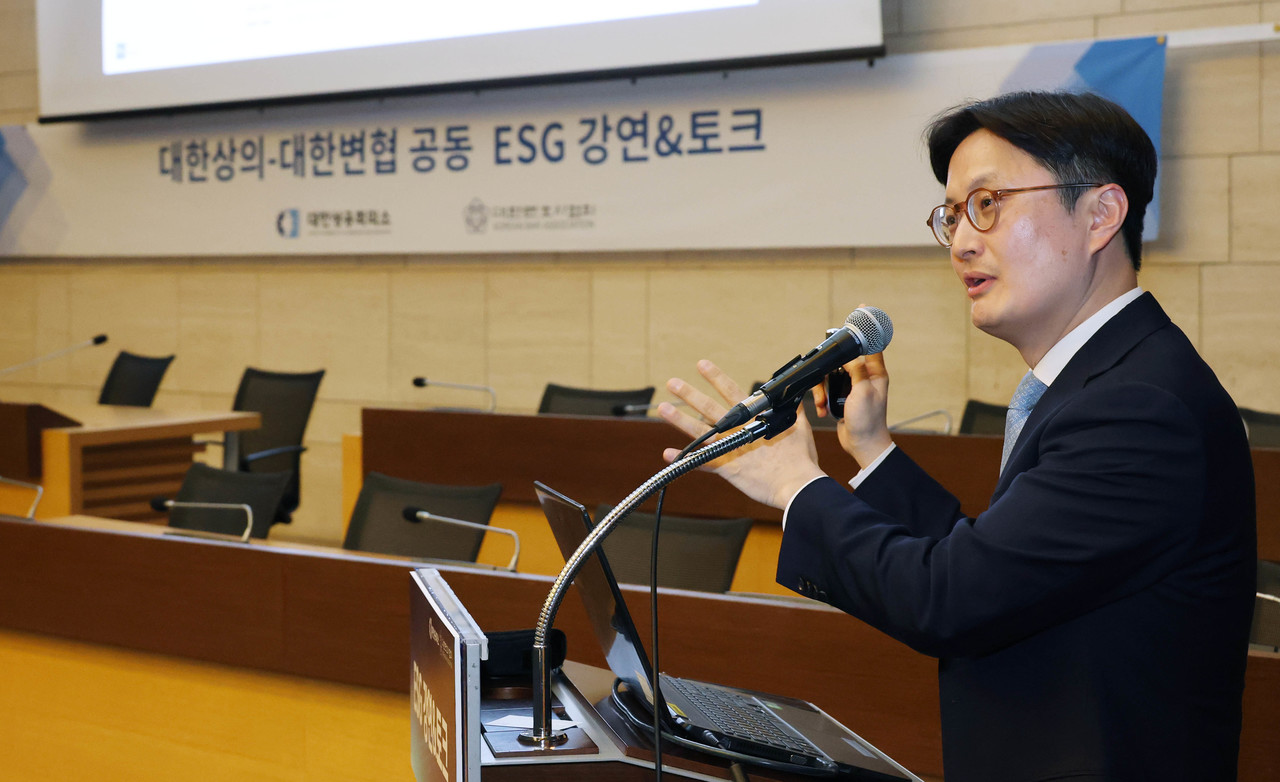 26일 열린 제5회 ESG 법률 강연 토크 세미나에서 윤용희 법무법인 율촌 변호사가 ‘글로벌 지속가능성 규제와 생물다양성’이라는 주제로 발표하는 모습. 사진=대한상공회의소