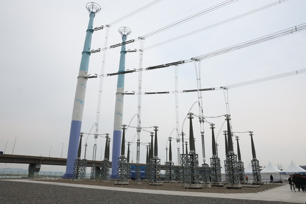 국내 최장기 송전망 지연 사업인 충남 북당진∼신탕정(아산) 345㎸ 송전선로 준공식이 2일 당진시 송악읍 인근 해상철탑에서 열렸다. 사진은 준공된 송전선로. 충남도=연합뉴스