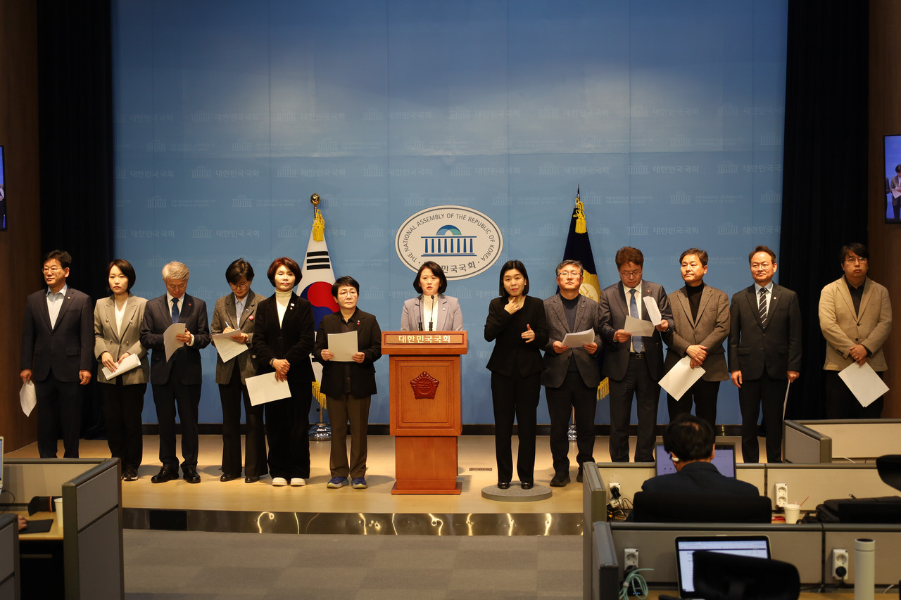 3일 더불어민주당 기후위기행동의원 모임 '비상' 소속 의원들이 3일 오전 서울 여의도 국회 소통관에서 산불 등 기후 재난 대응 촉구 기자회견을 하고 있다. 사진=더불어민주당 이소영 의원실
