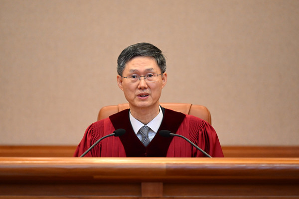 문형배 헌법재판소장 권한대행이 4일 서울 종로구 헌법재판소 대심판정에서 열린 윤석열 대통령 탄핵심판 선고에 입장해 있다.   사진=연합뉴스