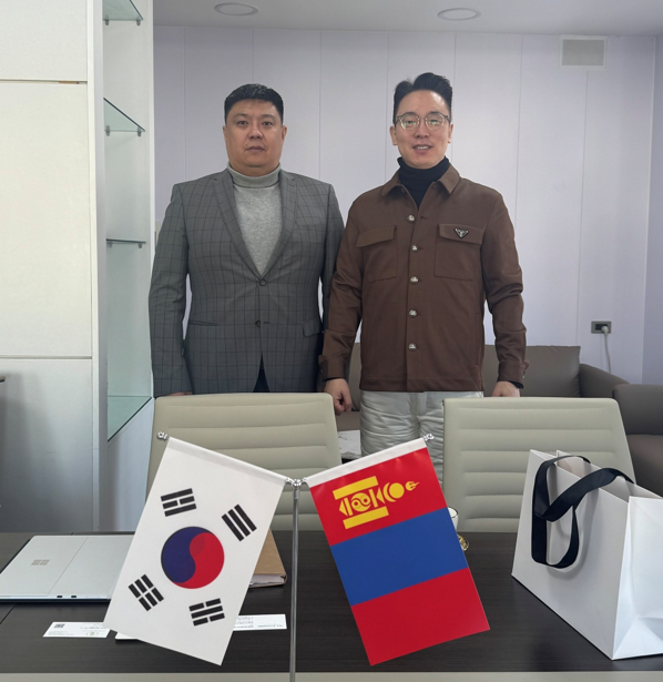 몽골 울란바토르시 에너지공사(SEI) 밧조릭 대표(왼쪽)와 넷제롯홀딩스 박희원 대표가 MOU 체결 후 기념사진을 찍고 있다.    사진=넷제로홀딩스