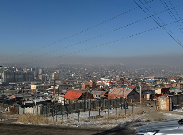 게르에서 방출되는 대기오염원으로 인해 울란바토르 전체 공기가 탁한 모습.  사진=넷제로홀딩스 