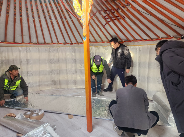 울란바토르에 변두리에 밀집한 게르의 첨단 단열 소재 시공을 통한 에너지 저감 기술 현장 실증 중인 모습.   사진=넷제로홀딩스그룹
