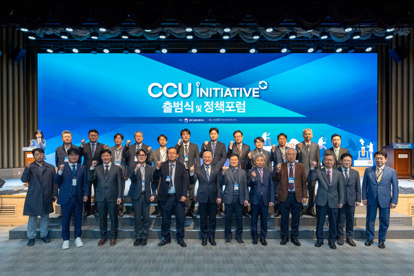 이창윤 과학기술정보통신부 제1차관이 4일 서울 과학기술회관에서 열린 에서 참석자들과 기념 촬영하고 있다. 과학기술정보통신부=연합뉴스