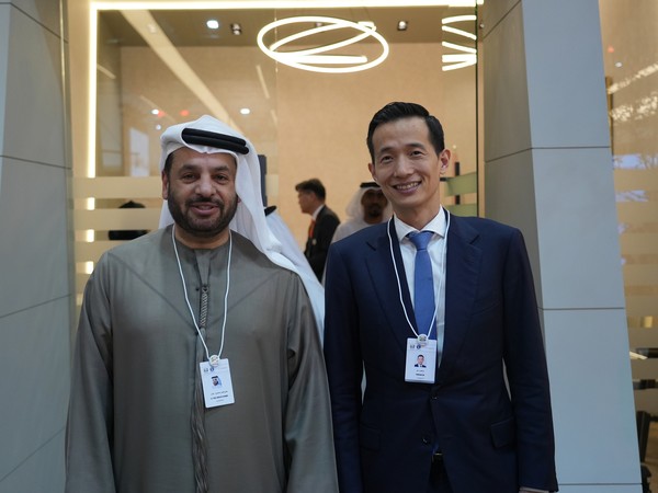 김동관 한화그룹 부회장(오른쪽)이 지난 2월 17일 아랍에미리트(UAE)에서 열린 방위산업 전시회 IDEX 2025에서 파이살 알 반나이 EDGE 그룹 CEO와 면담한뒤 기념사진을 찍고 있다. 사진=한화에어로스페이스