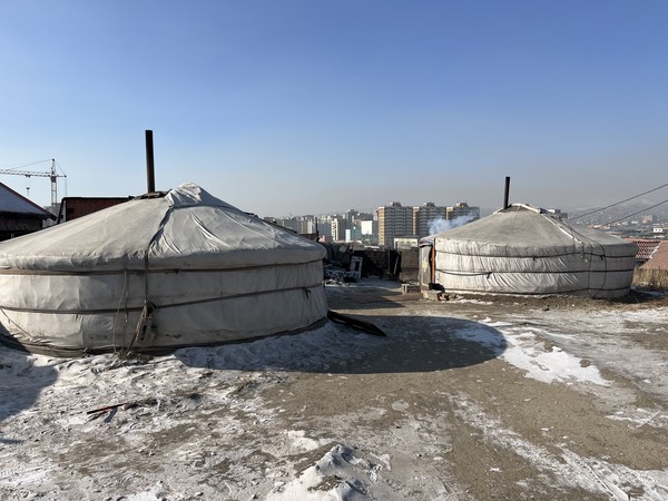 몽골 울란바토르 시내에 위치한 게르.    사진=올인카본