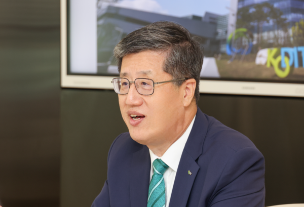 ESG경제와 인터뷰하고 있는 최원목 신용보증기금 이사장.