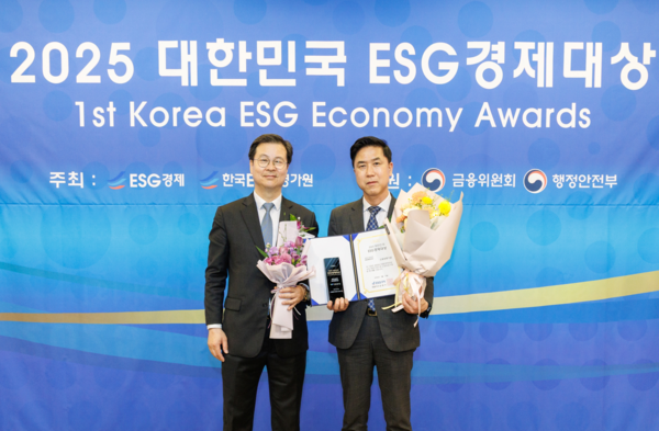신용보증기금 이주영 이사(오른쪽)이 ESG경제대상 공공기관 부문 종합대상을 수상하고 있다. 사진=ESG경제