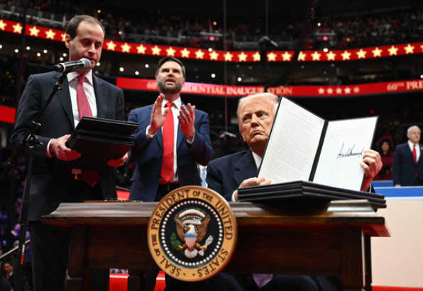 도널드 트럼프 미국 대통령이 지난 1월 취임 직후 파리기후협정에서 탈퇴하는 행정명령에 서명한 뒤에 지지자들에게 보여주고 있다. [AFP=연합뉴스]
