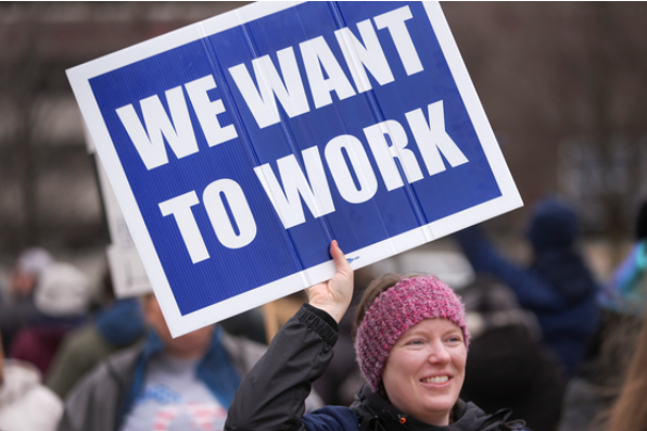 미 해양대기국(NOAA) 산하 연구소에서 일하다 해고된 한 직원이 항의 집회에 참석해 피켓을 들고 있다. [AP=연합뉴스]