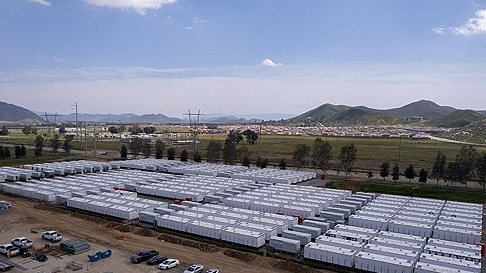 ㅂ2024년 3월 28일 미국 캘리포니아주 메니피에서 완공이 임박한 캘리포니아 최대 규모의 배터리 저장 시설을 드론으로 찍은 사진. 로이터=연합뉴스