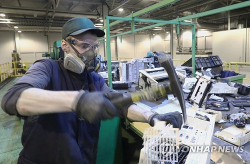 2020년 2월 21일: 에코폴리스 코퍼레이션 산하 에코테크프롬 전자·전기장비 재활용 공장에서 근무 중인 직원.사진=TASS연합뉴스