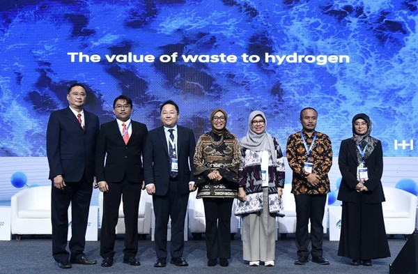 현대차그룹은 15일(현지시각) 인도네시아 자카르타에서 열린 '글로벌 수소 생태계 서밋 2025'에서 인도네시아 정부 및 국영 에너지기업 페르타미나 홀딩스와 추진 중인 '인도네시아 W2H 수소 생태계 조성 프로젝트'의 구체적인 계획을 발표했다고 밝혔다. 박재하 현대차 글로벌수소비즈니스사업부장(왼쪽에서 3번째) 상무가 관계자들과 기념 촬영하고 있다. 사진=현대차·기아