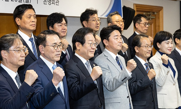 이재명 더불어민주당 전 대표가 지난 1월 20일 서울 중구 은행연합회에서 열린 민생경제 회복을 위한 민주당-은행권 현장간담회에서 은행장 등 참석자들과 주먹을 쥔 채 화이팅을 외치고 있다. 조용병 은행연합회장(앞줄 왼쪽 2번째) 이재명 전 대표(3번째), 김성태 IBK기업은행장(뒷줄 오른쪽 첫번째), 정상혁 신한은행장(2번째)과 전현희 의원 등 민주당 고위 당직자들 모습.  사진=연합뉴스