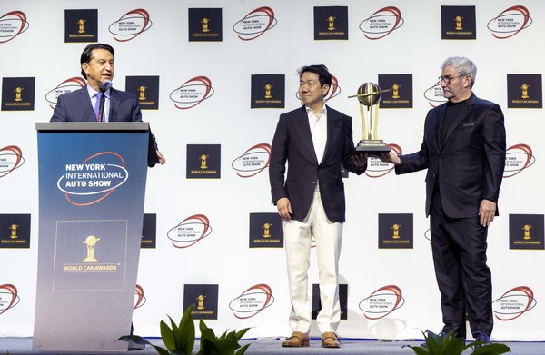 현대차 호세 무뇨스 대표이사 사장이 세계 올해의 전기차(캐스퍼 일렉트릭) 수상 소감을 발표하는 모습. (왼쪽부터) 현대차 호세 무뇨스 대표이사 사장, 이상엽 현대제네시스글로벌디자인담당 부사장, 루크 동커볼케 현대차그룹 CDO(글로벌디자인본부장) 겸 CCO(최고크리에이티브책임자) 사장. 사진=현대차그룹