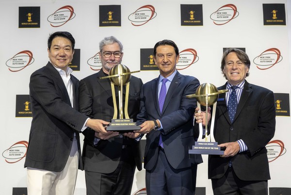 현대차그룹 관계자들이 시상식장에서 기념촬영 하는 모습. (왼쪽부터) 이상엽 현대제네시스글로벌디자인담당 부사장, 루크 동커볼케 현대차그룹 CDO(글로벌디자인본부장) 겸 CCO(최고크리에이티브책임자) 사장, 호세 무뇨스 현대차 대표이사 사장, 스티븐 센터 기아 미국법인 최고운영책임자(COO).  사진=현대차그룹