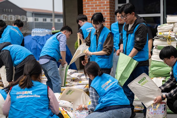 쿠팡풀필먼트서비스 임직원들이 오는 20일 장애인의 날을 앞두고, 16일 대전 동구아름다운복지관에서 '제45회 장애인의 날 및 동구아름다운복지관 개관 8주년 기념식’ 행사 기념품 포장을 돕고 있다. 사진=쿠팡