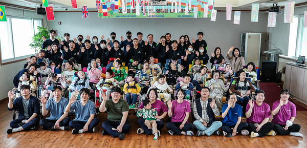 HS효성첨단소재가 17일 장애인의 날(4.20)을 앞두고 ‘영락애니아의 집’을 방문해 봉사활동을 하고 후원금을 전달했다. 사진=HS효성첨단소재