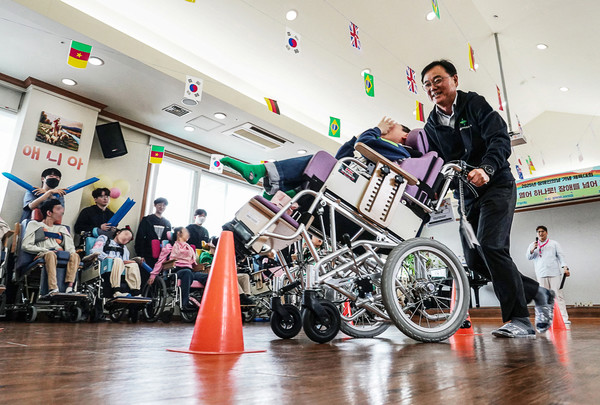 HS효성첨단소재가 17일 장애인의 날(4.20)을 앞두고 ‘영락애니아의 집’을 방문해 봉사활동을 하고 후원금을 전달했다. 사진=HS효성첨단소재