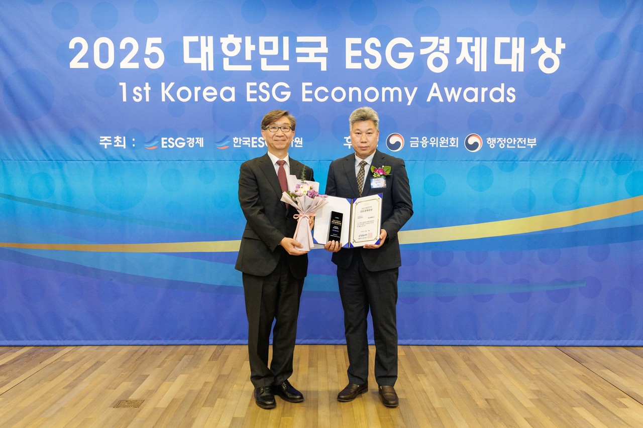 화성시 유청모 환경정책과장(오른쪽)이 ESG경제대상 지자체부문 종합대상을 수상하고 있다. 사진=ESG경제
