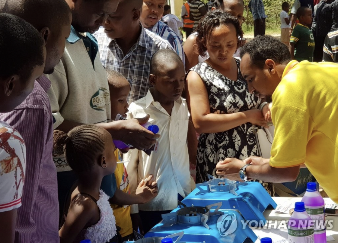 지난 2018년 삼성전자가 케냐 유엔난민기구가 관리하는 카쿠마 지역의 난민캠프에 저탄소 친환경 쿡스토브 1만대를 공급한다고 1일 전했다. 