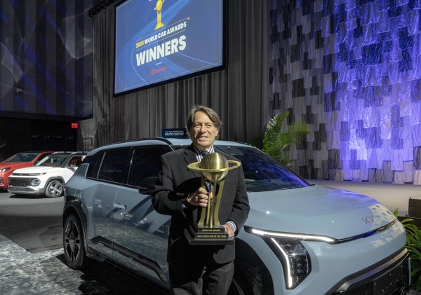 기아는 세계 최고 권위의 자동차 상인 ‘2025 월드카 어워즈(2025 World Car Awards)’에서 EV3가 ‘세계 올해의 자동차(World Car of the Year, WCOTY)’에 선정됐다고 20일 밝혔다. 스티븐 센터 기아 미국법인 최고운영책임자(COO)가 세계 올해의 차 수상 기념사진을 촬영하는 모습.  사진=기아