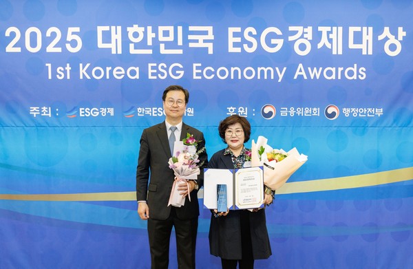 전라남도교육청이 지난 18일 '2025 대한민국 ESG경제대상' 시상식에서 공공기관 부문 'ESG혁신대상'을 수상했다. 전남교육청 심치숙 교육차지과장(오른쪽)이 한국ESG평가원 손종원 대표와 수상 직후 기념사진을 찍고 있다.   사진=ESG경제