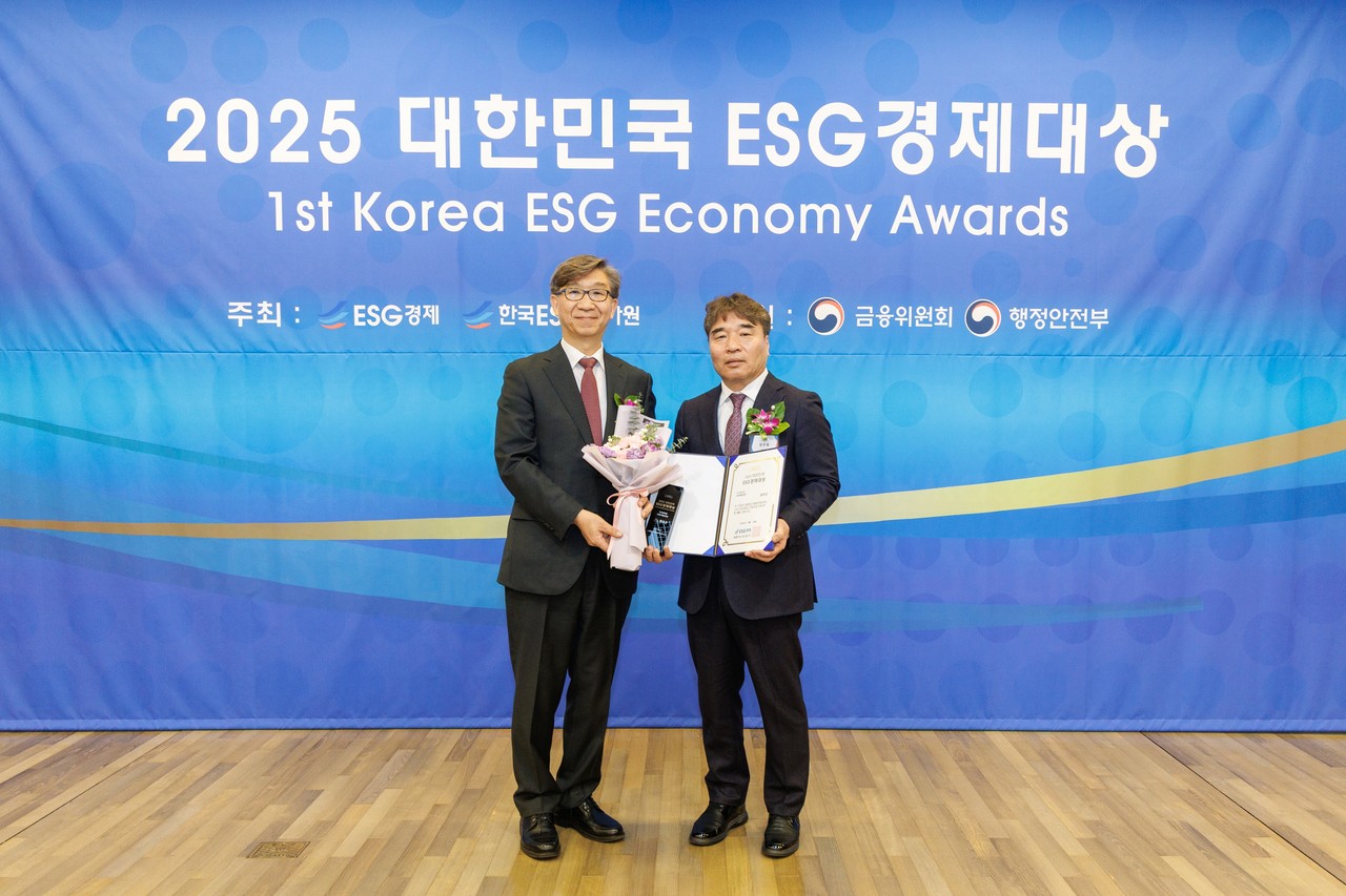 완주군 문성철 부군수(사진 오른쪽)이 ESG경제대상 지자체 부문 사회책임대상을 수상하고 있다. 사진=ESG경제